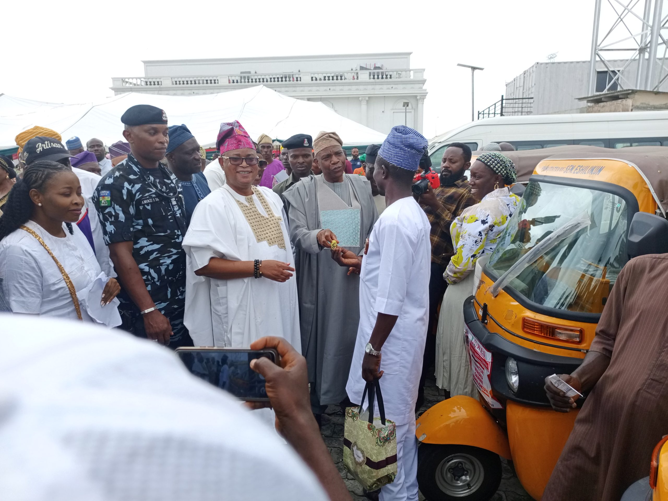 Senator Sanni-Eshilokun lifts constituents with business tools